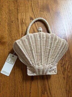 NWT Cream Shell Shaped Woven Wicker Ratan Mini Purse Bag Coastal Preppy Beach
